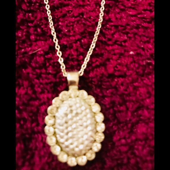 Jewelry - Oval Sparkly Pendant